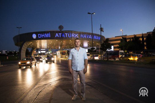 SelimK_ATA's tweet photo. FETÖ’nün 15 Temmuz 2016'daki darbe girişimi sırasında gazi olan 10 kişi, bir yıl sonra yaralandıkları noktada fotoğraflandı. https://t.co/Rt9zA16qV9