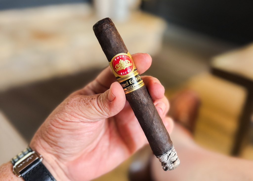 stogiedad's tweet photo. Made it home to knock out the rest of my day from my laptop. Went with a favorite for my afternoon #smoke…@TheCrownedHeads #FourKicks #MuleKick 2022. Banger. #nowsmoking #CigarLife #CYOP #BOTL https://t.co/xLqyYnQe7W