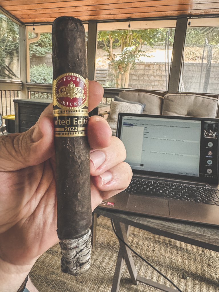 stogiedad's tweet photo. Made it home to knock out the rest of my day from my laptop. Went with a favorite for my afternoon #smoke…@TheCrownedHeads #FourKicks #MuleKick 2022. Banger. #nowsmoking #CigarLife #CYOP #BOTL https://t.co/xLqyYnQe7W