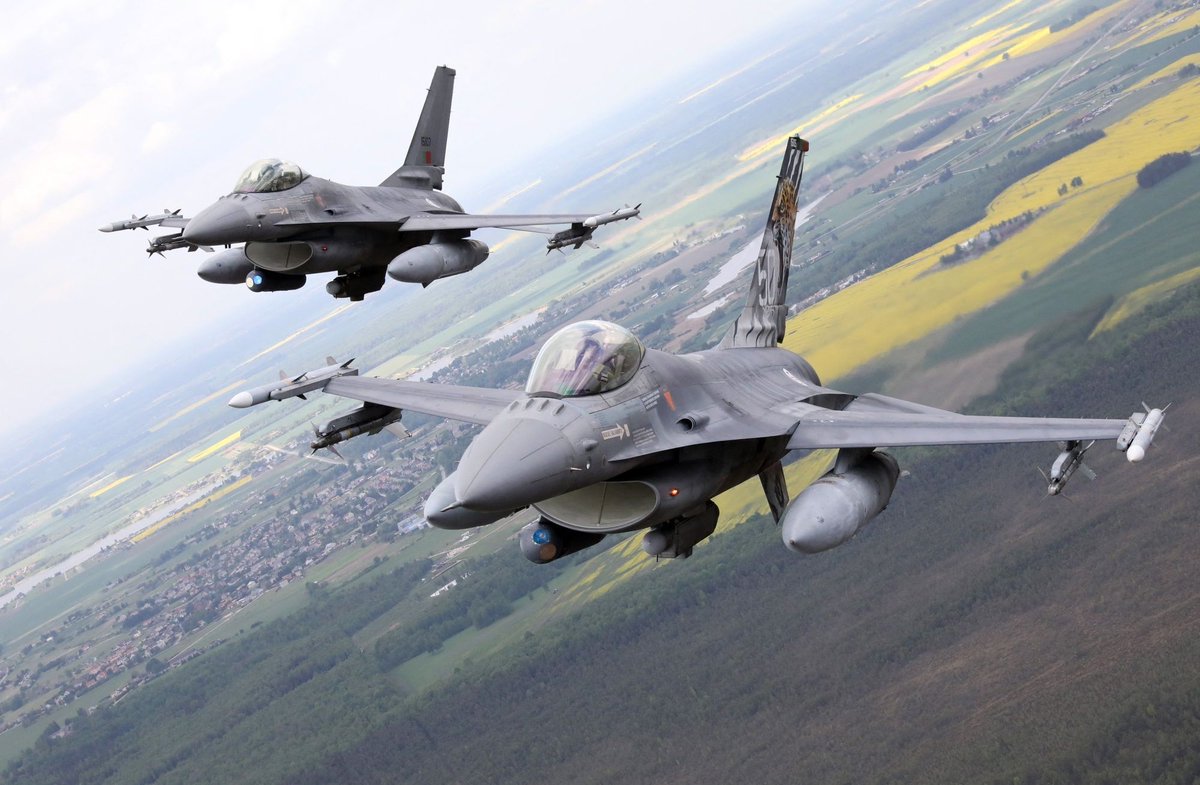 Political_Room's tweet photo. 🇺🇦Volodimir Zelenski ha asegurado que la cantidad de aviones de combate F-16 comprometidos por algunos de sus socios europeos no son suficientes para contrarrestar la flota aérea rusa. https://t.co/3HIftxlmAD