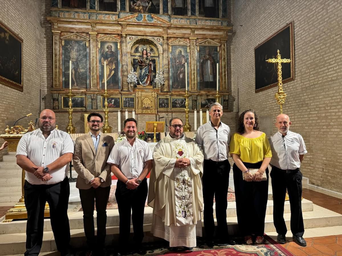 FederbandSev's tweet photo. 🎼 Ayer se rubricó en Salteras el hermanamiento entre @CarmenDSalteras y la @BandalasNieves, un acto al que asistieron Rocío González y Román Cano, representantes de @FederbandSev https://t.co/Lt9CMneeyW