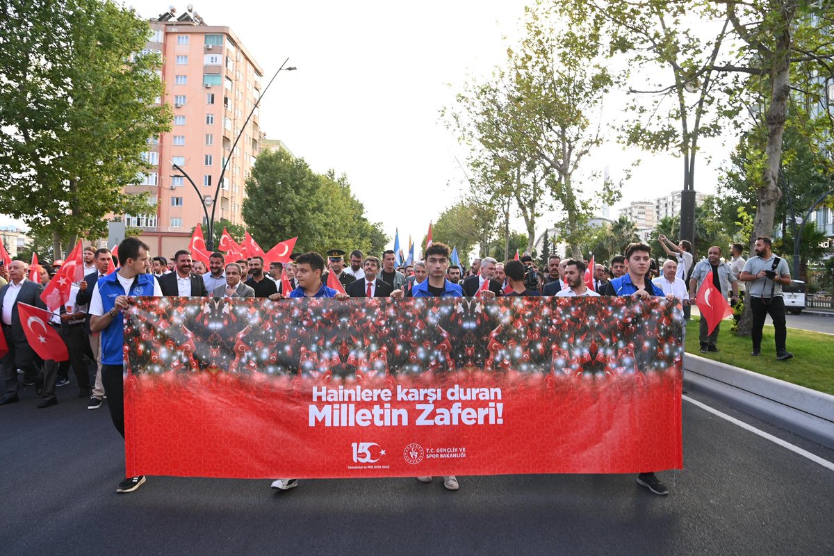 firatgorgel's tweet photo. Bizim yürüyüşümüz ecdadımızın ayak izlerini taşır. Bizim yürüyüşümüzün önünde KAHRAMAN sıfatı vardır. 8 sene önce de 80 sene önce de aynı heybetle yürür, aynı aşkla bayrağımızı taşırız. 🇹🇷

Allah hainlere fırsat vermesin! 

#MilletiminZaferi #15Temmuz 🇹🇷 https://t.co/kgI8qhPh12