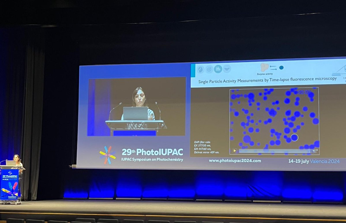 HetBiocat's tweet photo. Ahinoa Oliden os participating and representing our group in @photoIUPAC2024, talking about enzyme kinetics at single particle level through time lapse fluorescent microscopy. #METACELL https://t.co/MtrQVwRdSy