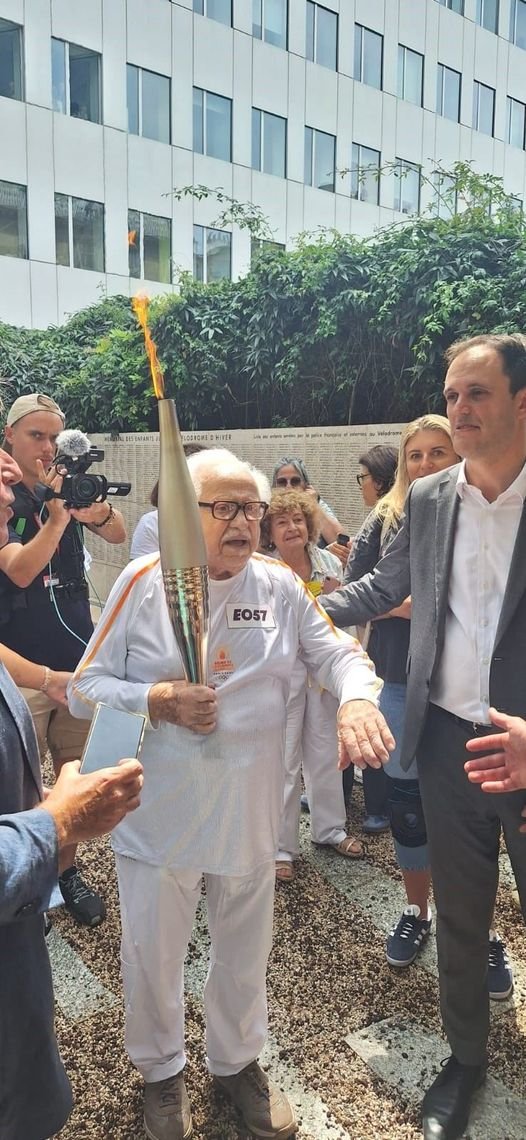 LindaUzann's tweet photo. 94 ans Léon #Lewkowicz survivant d'#Auschwitz a fièrement porté la #FlammeOlympique! 15 ans enfer des camps 19 ans champion de France poids/haltères. Respect Bravo et MERCI. Vs êtes le pls gd porteur de cette flamme. Notre projet l'Espérance. N'en déplaise à ces monstres de LFI. https://t.co/1mJRb2kvvS