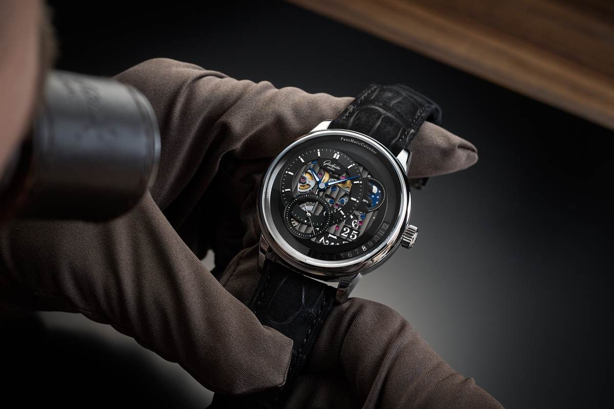 orologidiclasse's tweet image. 🚀 Orologeria tedesca al MAX! Diamo un&apos;occhiata da vicino al Glashütte PanoMaticCalendar: 100 ore di carica, silicio high-tech, precisione lunare per 122 anni. Il futuro è qui, e ticchetta di classe! 🌙⌚️ #TimeTravelMachine 

orologidiclasse.com/approfondiment…