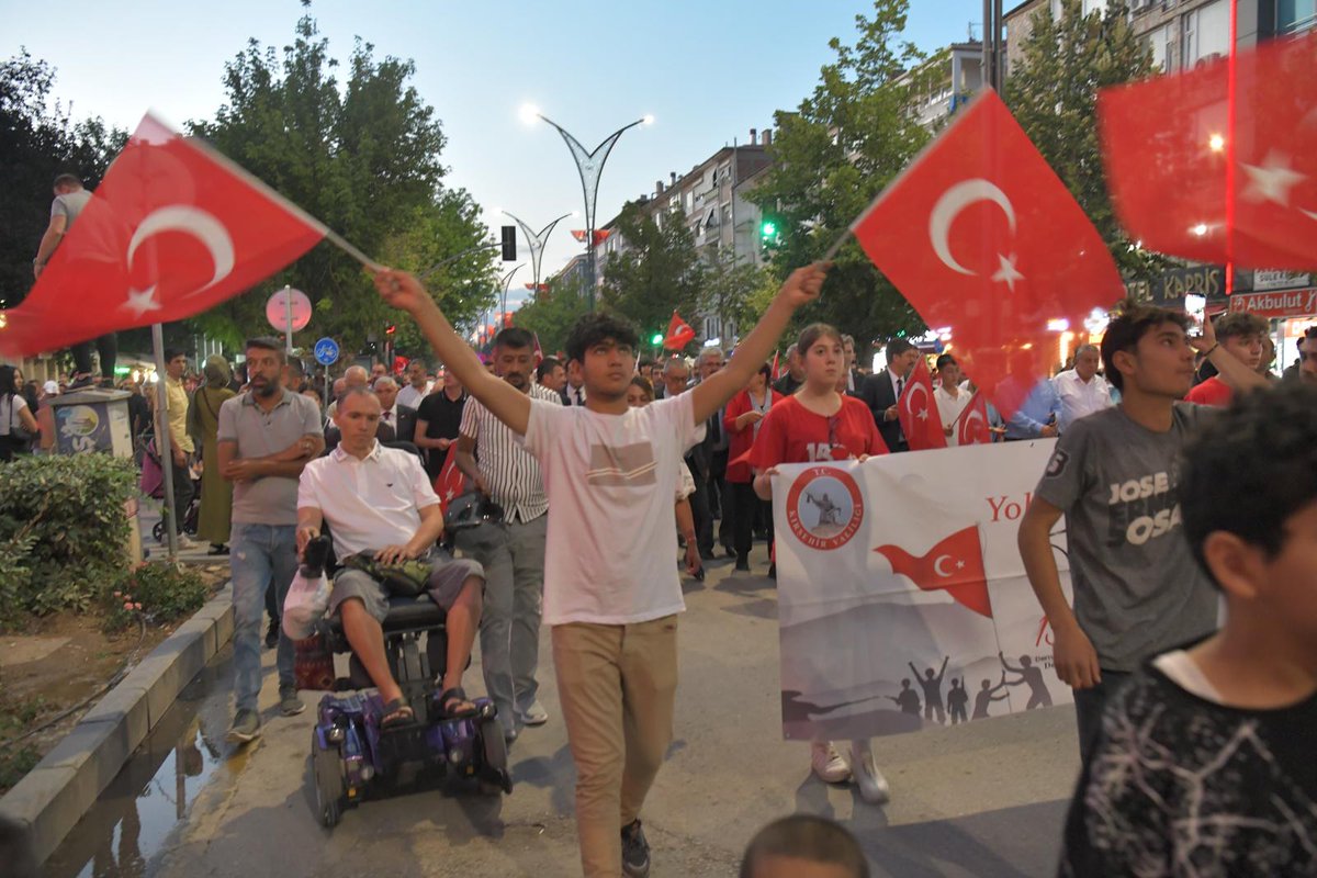 KirsehirValilik's tweet image. #15Temmuz Demokrasi ve Milli Birlik Günü etkinlikleri kapsamında düzenlenen ‘Milli Birlik ve Demokrasi Yürüyüşü’ ilimiz protokolü, Şehit  Ailelerimiz, Kahraman Gazilerimiz ve binlerce hemşehrimizin katılımı ile gerçekleştirildi.
#Milletin Zaferi 🇹🇷