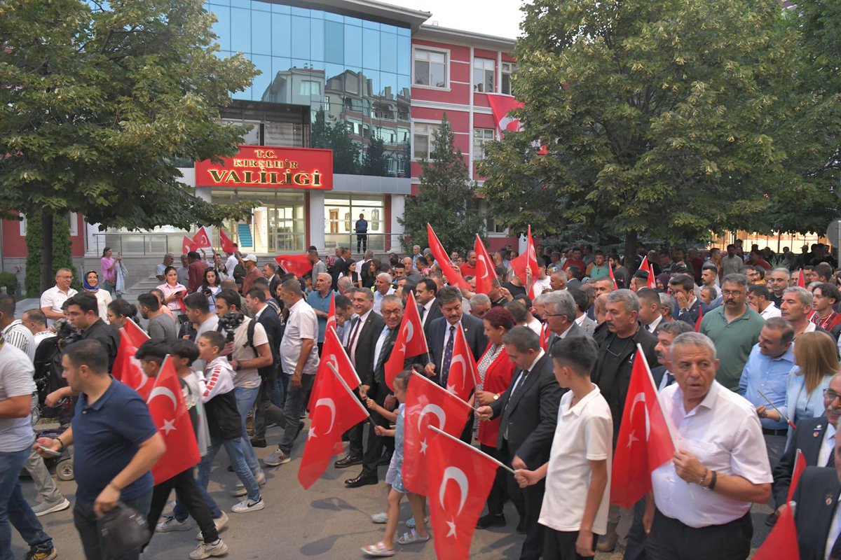 KirsehirValilik's tweet image. #15Temmuz Demokrasi ve Milli Birlik Günü etkinlikleri kapsamında düzenlenen ‘Milli Birlik ve Demokrasi Yürüyüşü’ ilimiz protokolü, Şehit  Ailelerimiz, Kahraman Gazilerimiz ve binlerce hemşehrimizin katılımı ile gerçekleştirildi.
#Milletin Zaferi 🇹🇷