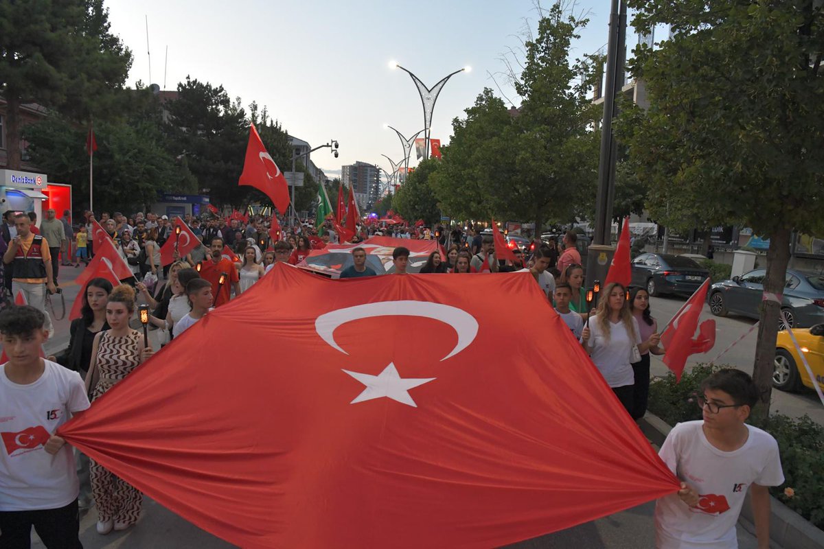 KirsehirValilik's tweet image. #15Temmuz Demokrasi ve Milli Birlik Günü etkinlikleri kapsamında düzenlenen ‘Milli Birlik ve Demokrasi Yürüyüşü’ ilimiz protokolü, Şehit  Ailelerimiz, Kahraman Gazilerimiz ve binlerce hemşehrimizin katılımı ile gerçekleştirildi.
#Milletin Zaferi 🇹🇷