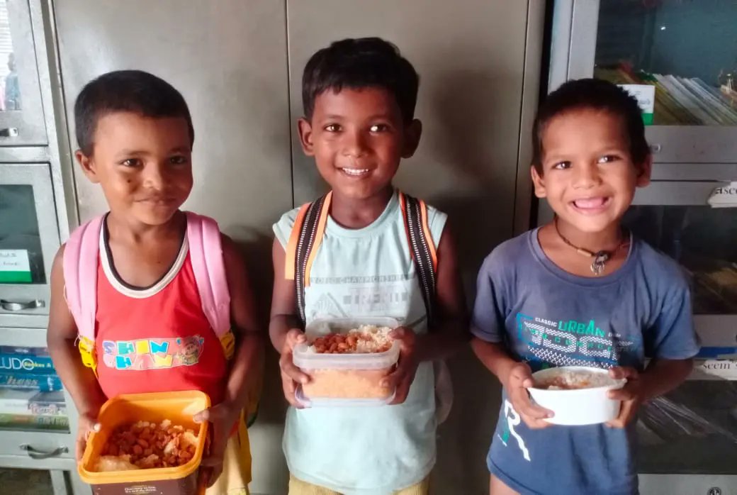 BrightorangeF's tweet photo. Every day children enjoy a nutritious mid-day meal, grateful to @FeedingIndia for the tasty and healthy food that keeps children energetic and focused.
#brightorangefoundation #feedingindia https://t.co/aasArbwnww