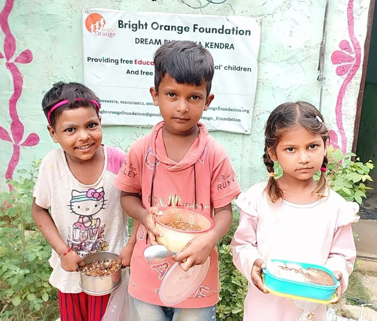 BrightorangeF's tweet photo. Every day children enjoy a nutritious mid-day meal, grateful to @FeedingIndia for the tasty and healthy food that keeps children energetic and focused.
#brightorangefoundation #feedingindia https://t.co/aasArbwnww