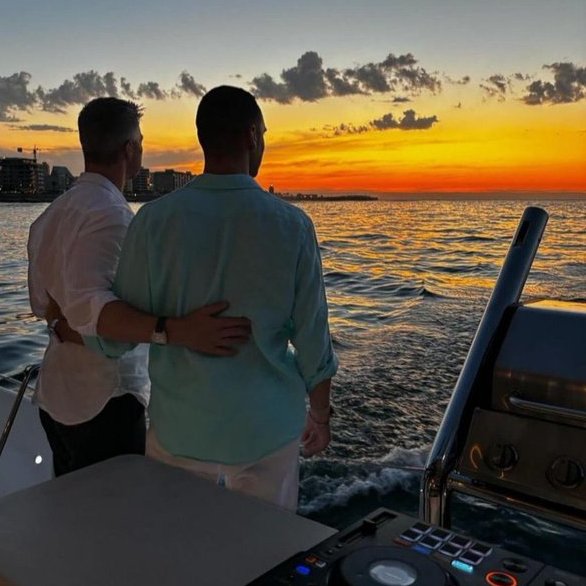 Swinxy's tweet photo. Ralf Schumacher ha hecho público hoy que está saliendo con un hombre y he leído numerosos comentarios del tipo "y a mí qué me importa" o "esto no es noticia".

Pues sí, importa.
Y sí, es noticia.

No debería importar y no debería ser noticia, pero lo es.

Lo es porque es algo excepcional.

No que esté saliendo con un hombre, eso es lo más normal del mundo.

Lo excepcional es que lo haga público.

Porque en décadas y décadas de historia ningún piloto en activo de la F1 o de MotoGP ha salido del armario como homosexual o bisexual, y seguro que ha habido unos cuantos.

Es importante porque quizás la decisión de Ralf permita que algún joven piloto se decida a subir fotos o a ir con su novio por el paddock con la misma naturalidad con la que lo hacen ahora todos aquellos pilotos con sus novias.

Cuando eso suceda, ya no será noticia.

Y será gracias a gente como Ralf.

🏳️‍🌈🏳️‍⚧️
