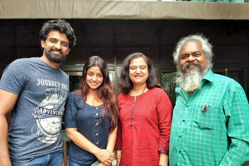 kayaldevaraj's tweet photo. #Throwback 2021 July 15th
வெளிநாட்டில் இருந்து சென்னை வந்திருந்த நடிகை 'ஈரமான ரோஜாவே' மோகினியை சந்தித்துப் பேசினேன். அப்போது 'வெள்ளை யானை' ஆத்மியாவை அவரது கணவருடன் சந்திக்கும் வாய்ப்பு அமைந்தது. ❤️
#VellaiYaanai #Aathmiya
#Mohini #Kollywood #Tollywood #Malayalam #Chennai https://t.co/CkyL6ime79
