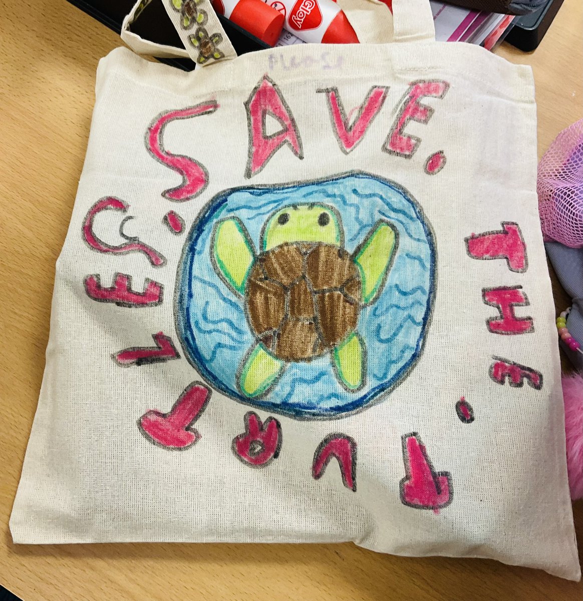 carolinecoates's tweet photo. Lovely day today at @godleyprimary
First session of #artsaward #keentobegreen
Check out these wonderful forever bags and upcycled old envelope fox puppets https://t.co/tTmSDNNee3