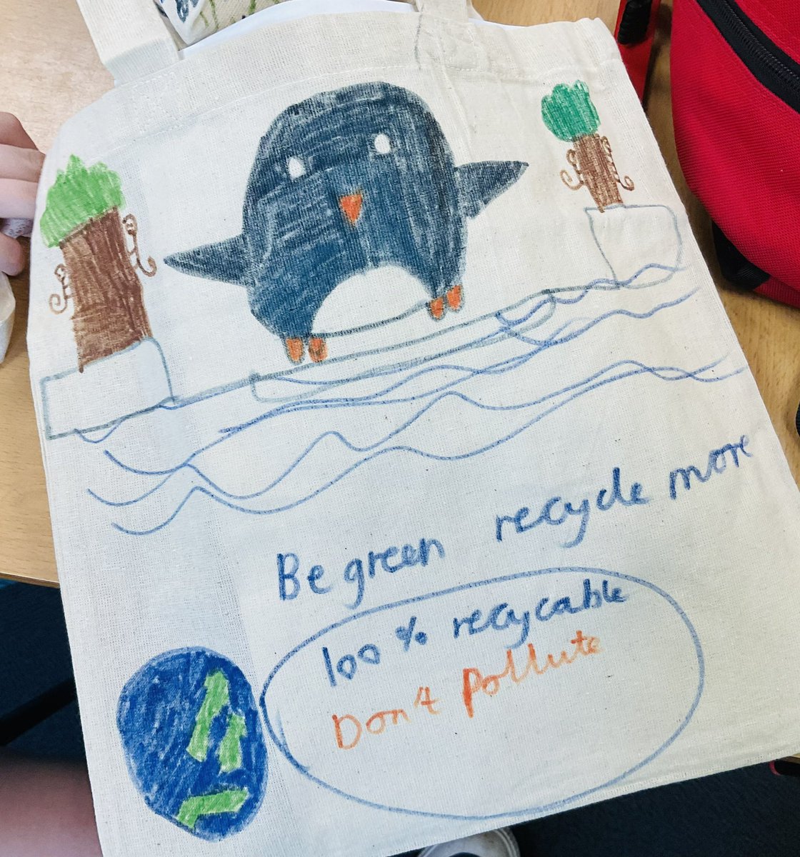 carolinecoates's tweet photo. Lovely day today at @godleyprimary
First session of #artsaward #keentobegreen
Check out these wonderful forever bags and upcycled old envelope fox puppets https://t.co/tTmSDNNee3