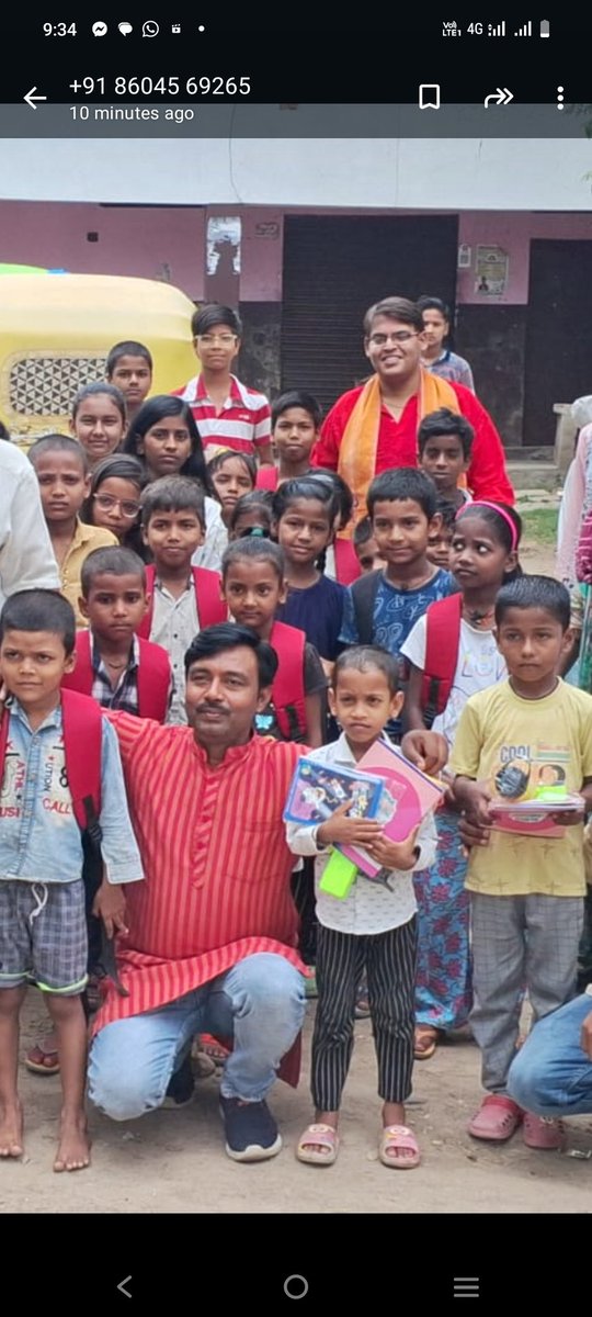 आज वाराणसी में जरूरत मंद बच्चो को पढ़ने के लिए बैग पेन बोतल स्टोन बॉक्स कॉपी फ्रूटी आदि समान देकर उनके चेहरे पर कुछ खुशी लाने की कोशिश की गई बदले में बच्चो में हमलोगों को तुलसी जी का पौधा दिया जो वाकई एक बढ़िया रिटर्न गिफ्ट था लव यू बच्चों