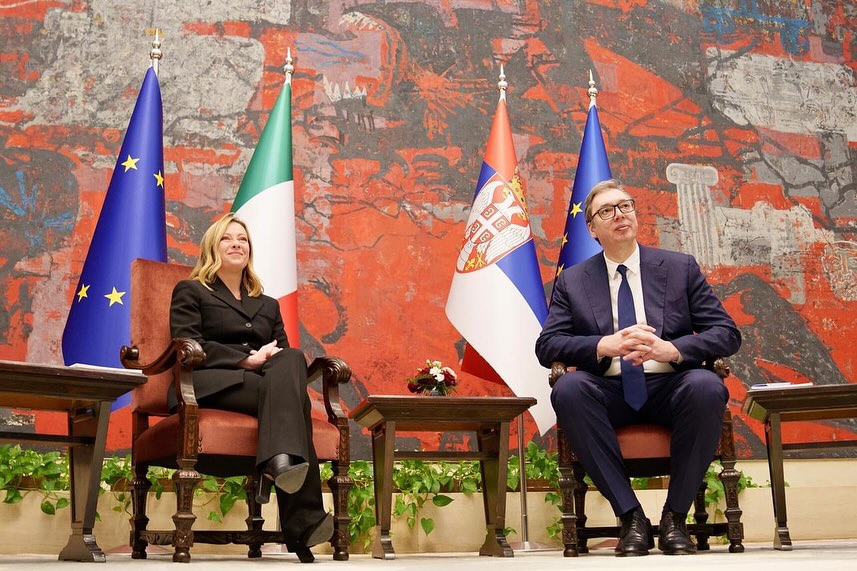 sns_srbija's tweet photo. Председник Републике Србије Александар #Vucic @avucic разговарао је телефоном са председницом Владе Републике Италије Ђорђом Мелони @GiorgiaMeloni о геополитичким приликама, ситуацији у региону, билатералној сарадњи, као и о европском путу Србије. https://t.co/IE1KuiNLPP https://t.co/U5EdbkDI0R