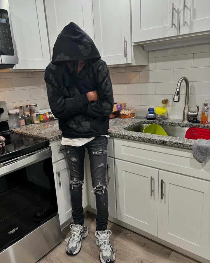 lultris7's tweet image. Young nigga ran up a bag u can’t even imagine feel like ty run me up a bag and blow it on fashion #mb #ripty 💙