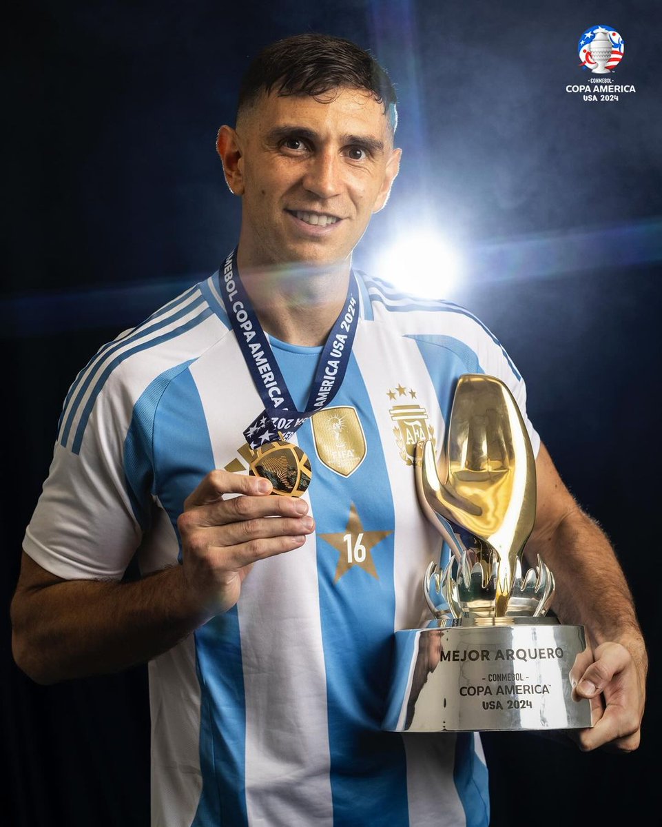 TyCSports's tweet photo. Flaco, no veo nada. Hay brillo de campeón por todos lados. 🏅🏆

📸 @CopaAmerica https://t.co/gd02H66Hhj