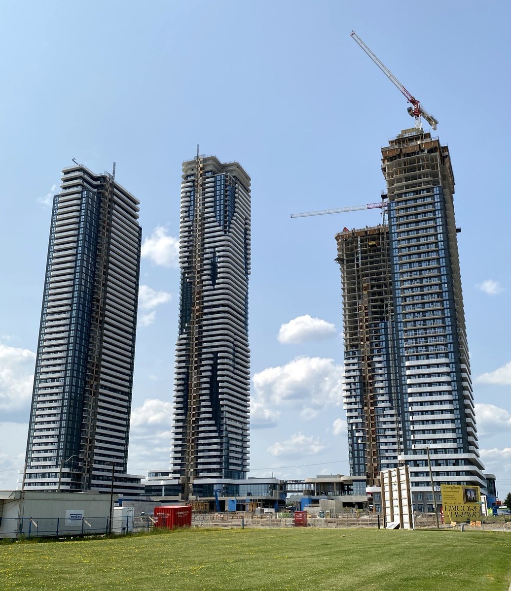 Urban_Toronto's tweet image. Today's #FeatureProject is Festival Condominiums from @MenkesLife. A new mixed-use community that will transform the Vaughan Metropolitan Centre. #construction #urbanplanning #GTA #realestate urbantoronto.ca/database/proje…