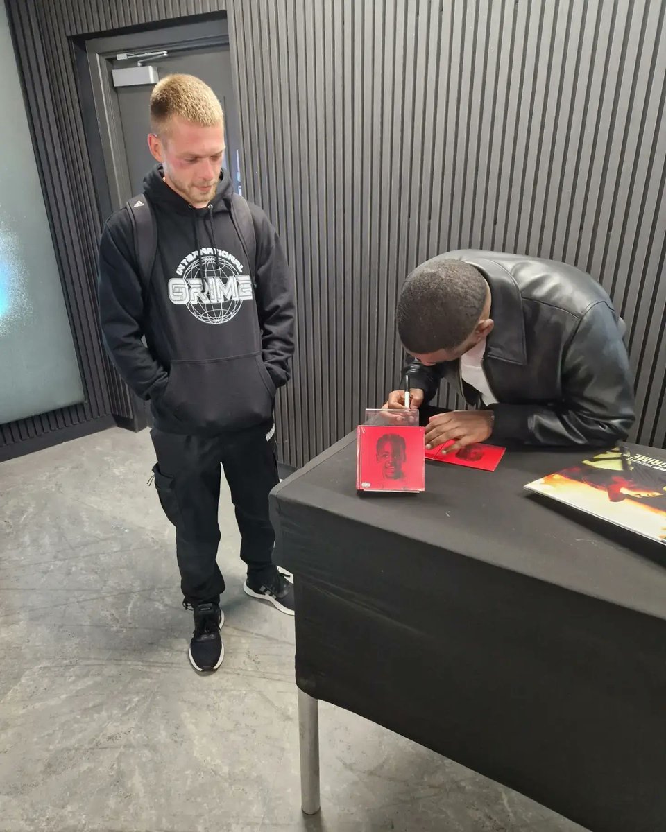 INTLGrime's tweet image. Being Poor Is Expensive 
Album Signing 🖋 💿
@hmv363OxfordSt
Gave @Bashy A Copy Of....
@damndef - Korean Grime Vol1 🇰🇷 
&amp;amp; A International Grime 👕

#Bashy #AshleyThomas