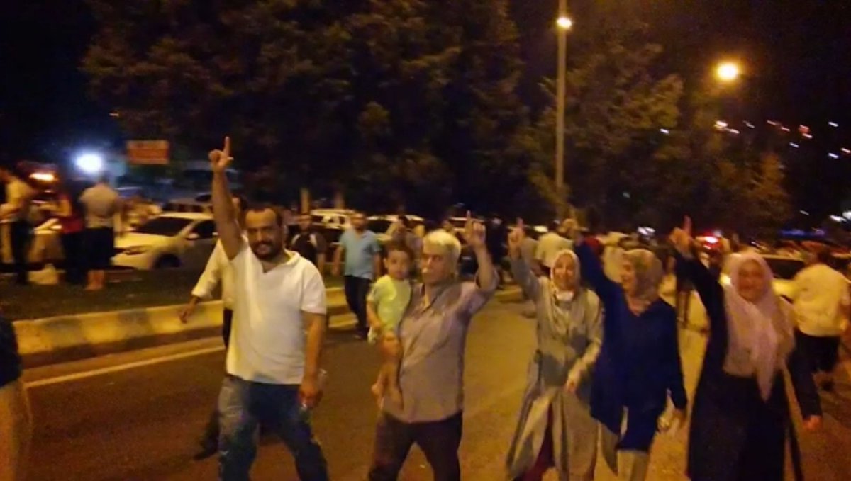 ibdaarsivi's tweet image. İstanbul ve Ankara'nın çeşitli noktalarında Fetullahçı ve Kemalist terör örgütlerinin darbe girişimine, küfrün hakimiyetine karşı direnen Kumandan'ın yiğitleri, Gönüldaşlarımız!

#ibdaarsivi 
#İBDA
#15TemmuzuUnutmayacağız