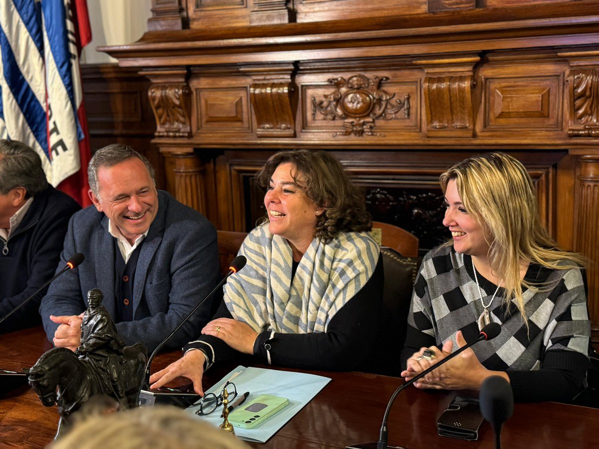 AlvaroDelgadoUy's tweet photo. Hoy con @Valeriaripoll3 , tuvimos el honor de visitar formalmente el Directorio de nuestro querido @PNACIONAL . 
Sepan que, más allá de los roles y de las responsabilidades, nunca voy a dejar de ser un militante del partido. Sepan que no los voy a defraudar. https://t.co/B6IPefP5Y0