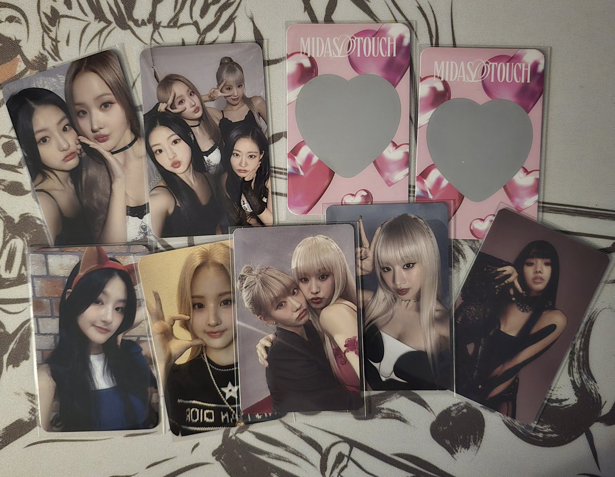 ~ worldwide giveaway ~

fellow kissy this is for you ♡ 

rules
- rt the post 
- must be following 

putting last giveaway cards back up cause the winner never replied to me ♡

also some of the merch photocards ♡

#kiof #kissy