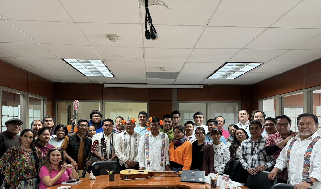DEELAYUUK's tweet photo. ¡Habemus Rector de la ULIM!

La Universidad de las Lenguas Indígenas de México (ULIM) es un legado histórico del Presidente @lopezobrador_ para el florecimiento de nuestras lenguas y culturas, nuestra verdad más íntima. 

Con este espíritu, la Secretaria de Educación Pública @Letamaya y la Junta de Gobierno formaliza el nombramiento del Dr. Juan Carlos Reyes Gómez con el cargo de Rector de la ULIM.

¡Vivan por siempre las lenguas indígenas!