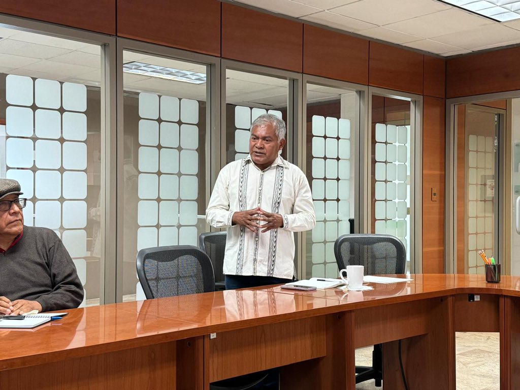 DEELAYUUK's tweet photo. ¡Habemus Rector de la ULIM!

La Universidad de las Lenguas Indígenas de México (ULIM) es un legado histórico del Presidente @lopezobrador_ para el florecimiento de nuestras lenguas y culturas, nuestra verdad más íntima. 

Con este espíritu, la Secretaria de Educación Pública @Letamaya y la Junta de Gobierno formaliza el nombramiento del Dr. Juan Carlos Reyes Gómez con el cargo de Rector de la ULIM.

¡Vivan por siempre las lenguas indígenas!