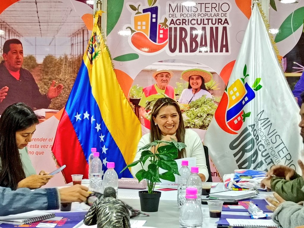 Viceagrourbana's tweet photo. 🌱 Min. @jhoagaby, lidera Junta Ministerial, con el fin de generar un balance de las actividades y organizar la Agenda Agrourbana para la atención de los productores/as en el territorio.

@NicolasMaduro

#CrecimientoProductivo https://t.co/I9XT91HdFT