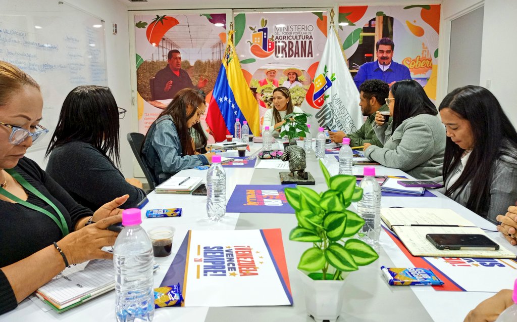 Viceagrourbana's tweet photo. 🌱 Min. @jhoagaby, lidera Junta Ministerial, con el fin de generar un balance de las actividades y organizar la Agenda Agrourbana para la atención de los productores/as en el territorio.

@NicolasMaduro

#CrecimientoProductivo https://t.co/I9XT91HdFT