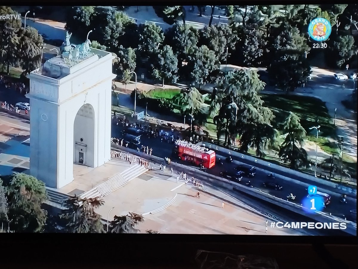 ARMH_Memoria's tweet image. La selección de fútbol de un país democrático celebra la copa de Europa junto al arco que todavía en  2024 conmemora la victoria de Franco, Hitler y Mussolini, la construcción de una terrible dictadura y el sufrimiento de sus millones de víctimas. #VamosEspaña #FranquismoNuncaMás