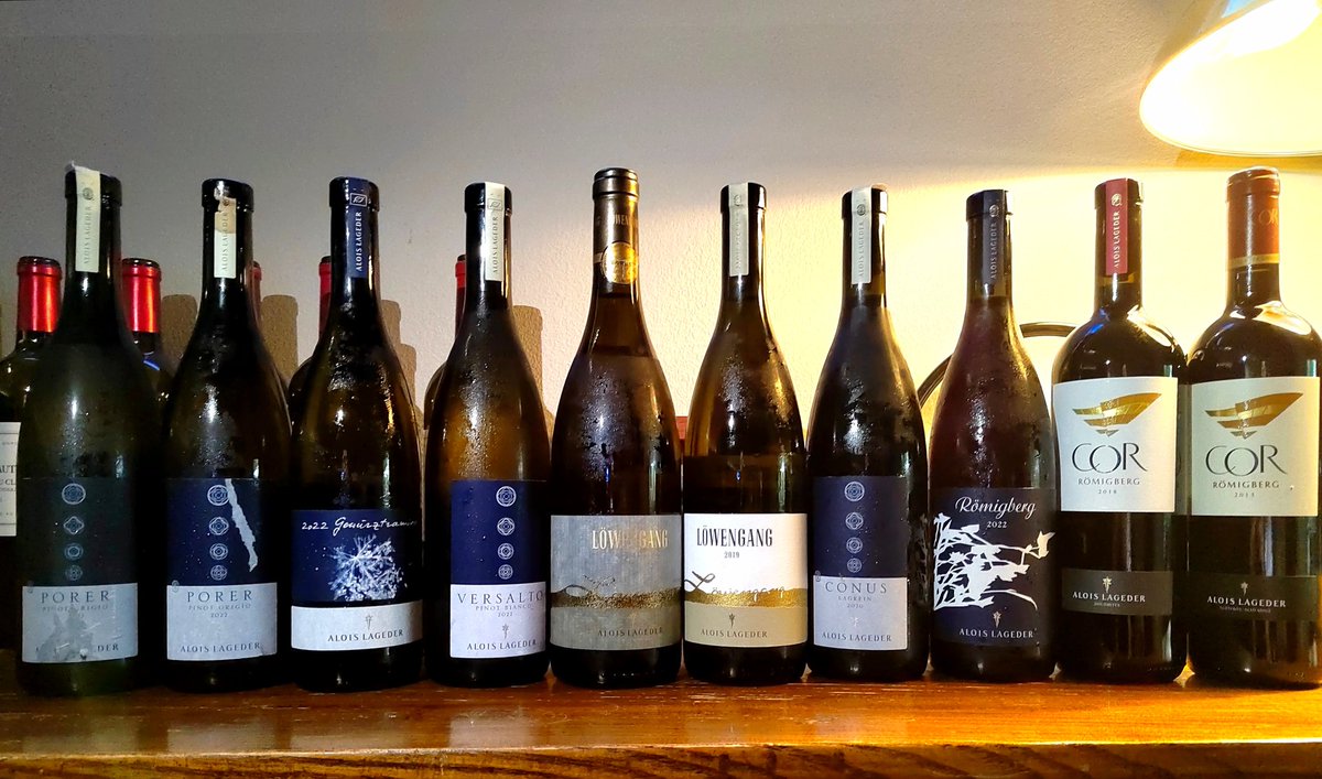 LUMaxime's tweet photo. Master class of Alois Lageder from Alto  Adige, Italy.

Clemens Lageder.

上周7月11日参加了意大利东北部Alto Adige葡萄酒产区的大牌酒庄 Alois Lageder岚歌笛，庄主中国行的最后一站品鉴会。

庄主Clemens和在华负责人雷蕾，主持讲解酒庄和产区概况，以及各款酒的相关信息。 https://t.co/avl7R9RTF7