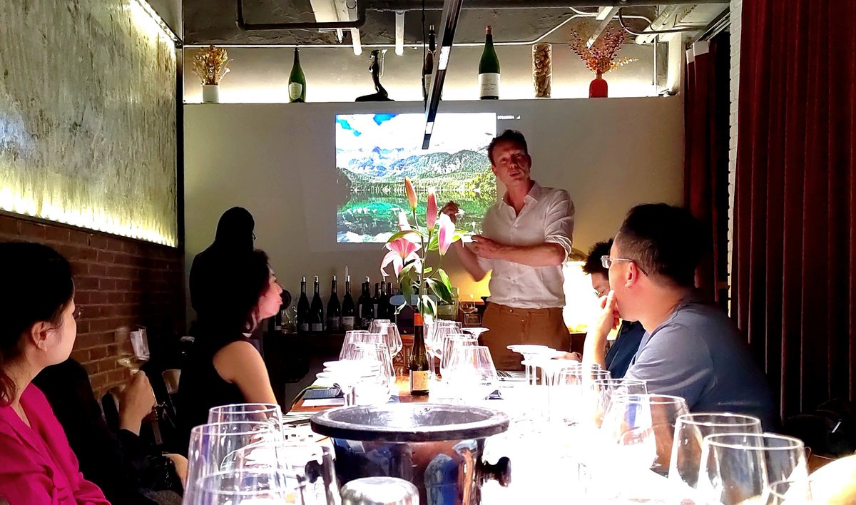 LUMaxime's tweet photo. Master class of Alois Lageder from Alto  Adige, Italy.

Clemens Lageder.

上周7月11日参加了意大利东北部Alto Adige葡萄酒产区的大牌酒庄 Alois Lageder岚歌笛，庄主中国行的最后一站品鉴会。

庄主Clemens和在华负责人雷蕾，主持讲解酒庄和产区概况，以及各款酒的相关信息。 https://t.co/avl7R9RTF7