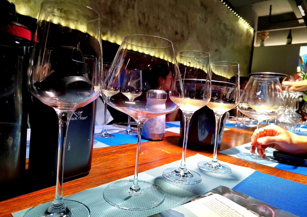 LUMaxime's tweet photo. Master class of Alois Lageder from Alto  Adige, Italy.

Clemens Lageder.

上周7月11日参加了意大利东北部Alto Adige葡萄酒产区的大牌酒庄 Alois Lageder岚歌笛，庄主中国行的最后一站品鉴会。

庄主Clemens和在华负责人雷蕾，主持讲解酒庄和产区概况，以及各款酒的相关信息。 https://t.co/avl7R9RTF7