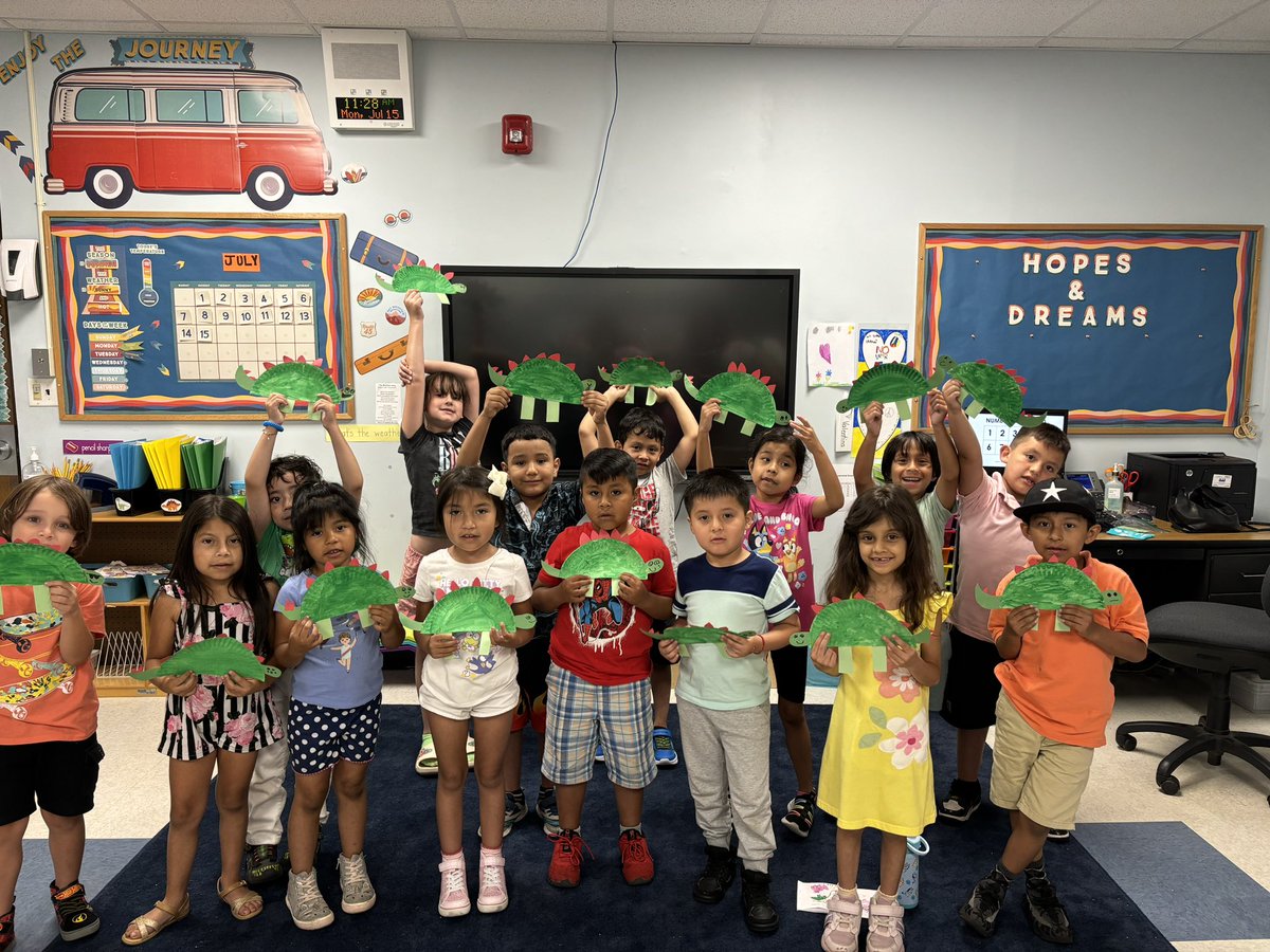 MissOBrienENL's tweet photo. We’ve learned so much about stegosauruses! Did you know that the spikes on their backs are actually called plates, and that they’re red and produce heat?? These kiddos do😎 @Newman2728 https://t.co/JwboF13e8r