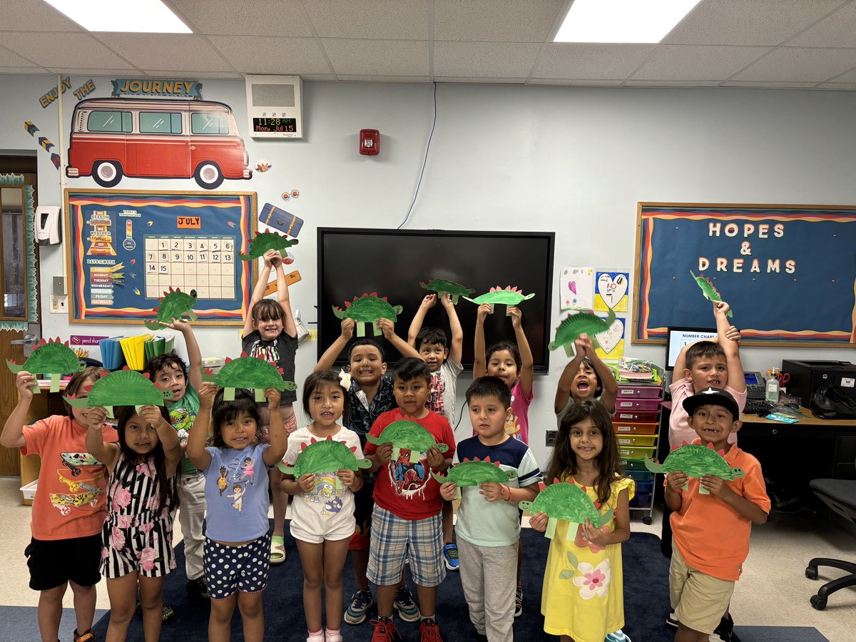MissOBrienENL's tweet photo. We’ve learned so much about stegosauruses! Did you know that the spikes on their backs are actually called plates, and that they’re red and produce heat?? These kiddos do😎 @Newman2728 https://t.co/JwboF13e8r