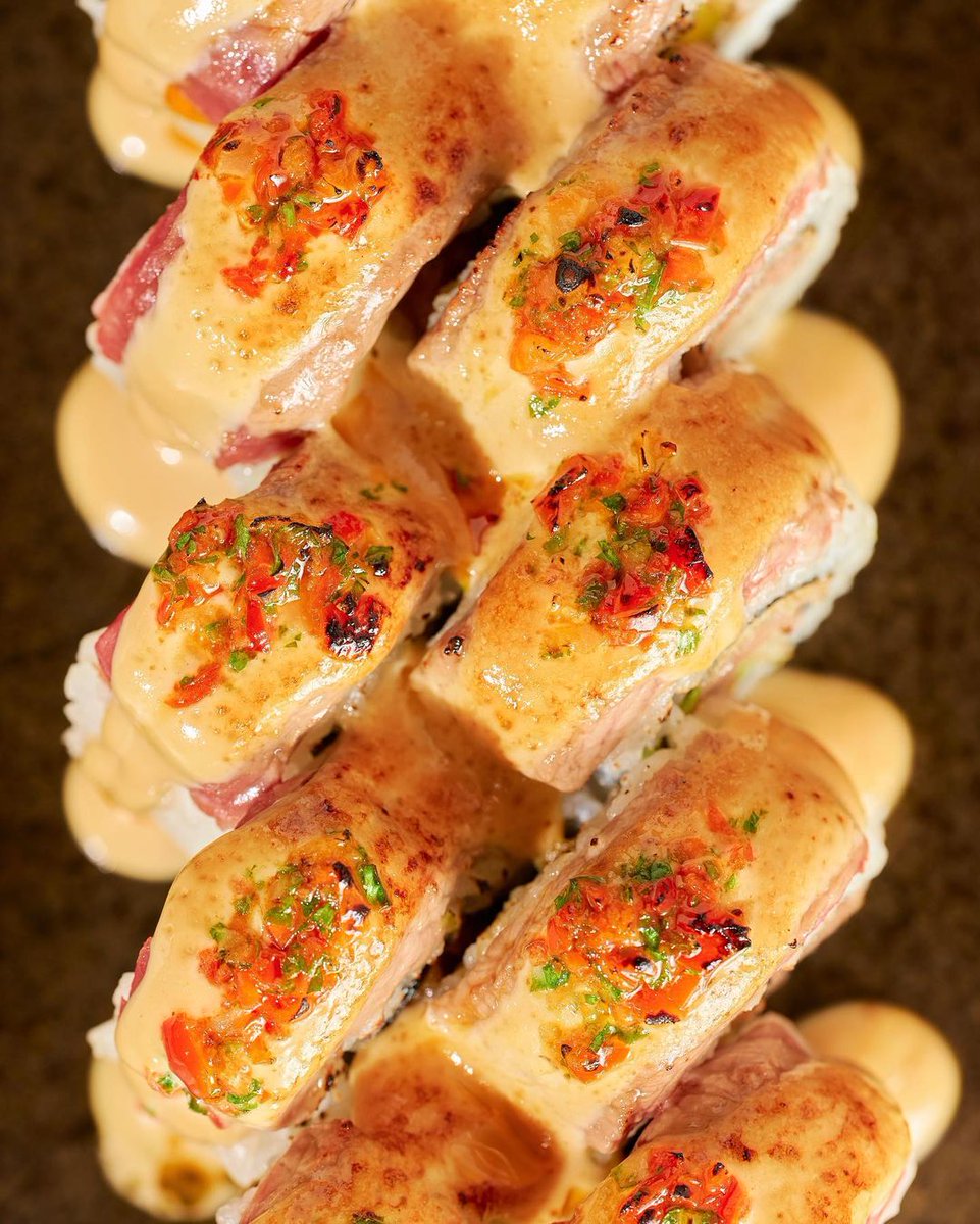 SegundoMuelleVE's tweet photo. ¿Maki de Lomito?👀🥢
¡SI! Disponible en nuestra nueva carta Nikkei, el maki ideal para las personas que buscan degustar sabores únicos✨
¿Y qué contiene este exquisito plato?👉🏼 Lomito tempura, aguacate y queso crema, coronado con finas láminas de lomo flameadas🔥#SegundoMuelle #Venezuela #15Julio