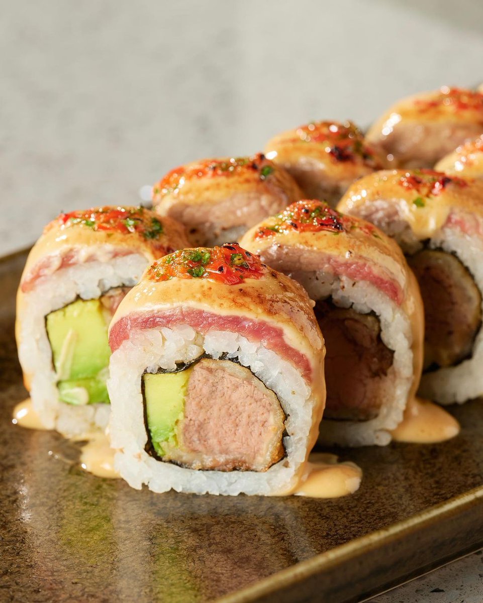SegundoMuelleVE's tweet photo. ¿Maki de Lomito?👀🥢
¡SI! Disponible en nuestra nueva carta Nikkei, el maki ideal para las personas que buscan degustar sabores únicos✨
¿Y qué contiene este exquisito plato?👉🏼 Lomito tempura, aguacate y queso crema, coronado con finas láminas de lomo flameadas🔥#SegundoMuelle #Venezuela #15Julio