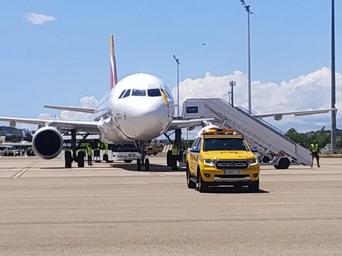 controladores's tweet photo. Ambiente de gala hoy en #Madrid Barajas para recibir a la @SEFutbol 💪💪💪. #TOAM #Aena https://t.co/ZNMrieP47y