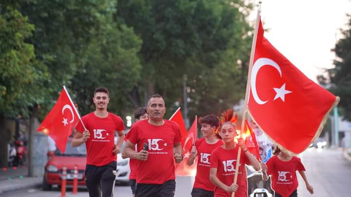 GSB_Isparta's tweet photo. 15 Temmuz Demokrasi ve Milli Birlik Günü anma etkinlikleri kapsamında ilimizde 15 Temmuz Şehitleri Sancak koşusu düzenlendi. Sporcularımız tarafından şanlı Türk bayrağımız sayın Valimiz Aydın Baruş'a teslim edildi. Koşuya katılan sporcularımıza madalyaları takdim edildi. https://t.co/wQXKCwTpxS