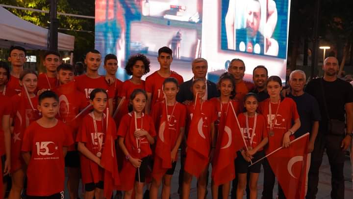 GSB_Isparta's tweet photo. 15 Temmuz Demokrasi ve Milli Birlik Günü anma etkinlikleri kapsamında ilimizde 15 Temmuz Şehitleri Sancak koşusu düzenlendi. Sporcularımız tarafından şanlı Türk bayrağımız sayın Valimiz Aydın Baruş'a teslim edildi. Koşuya katılan sporcularımıza madalyaları takdim edildi. https://t.co/wQXKCwTpxS