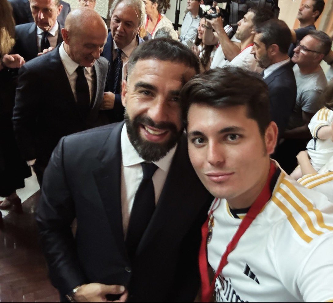 nomellorens's tweet photo. Que malo Mbappé por mezclar fútbol y política, y qué máquina Carvajal que le come la polla a toda la escoria fascista aunque hayan dicho auténticas barbaridades sobre sus compañeros de selección. Qué rápido me tocó volver a odiar al enano fascista. https://t.co/9qqpIlsecd