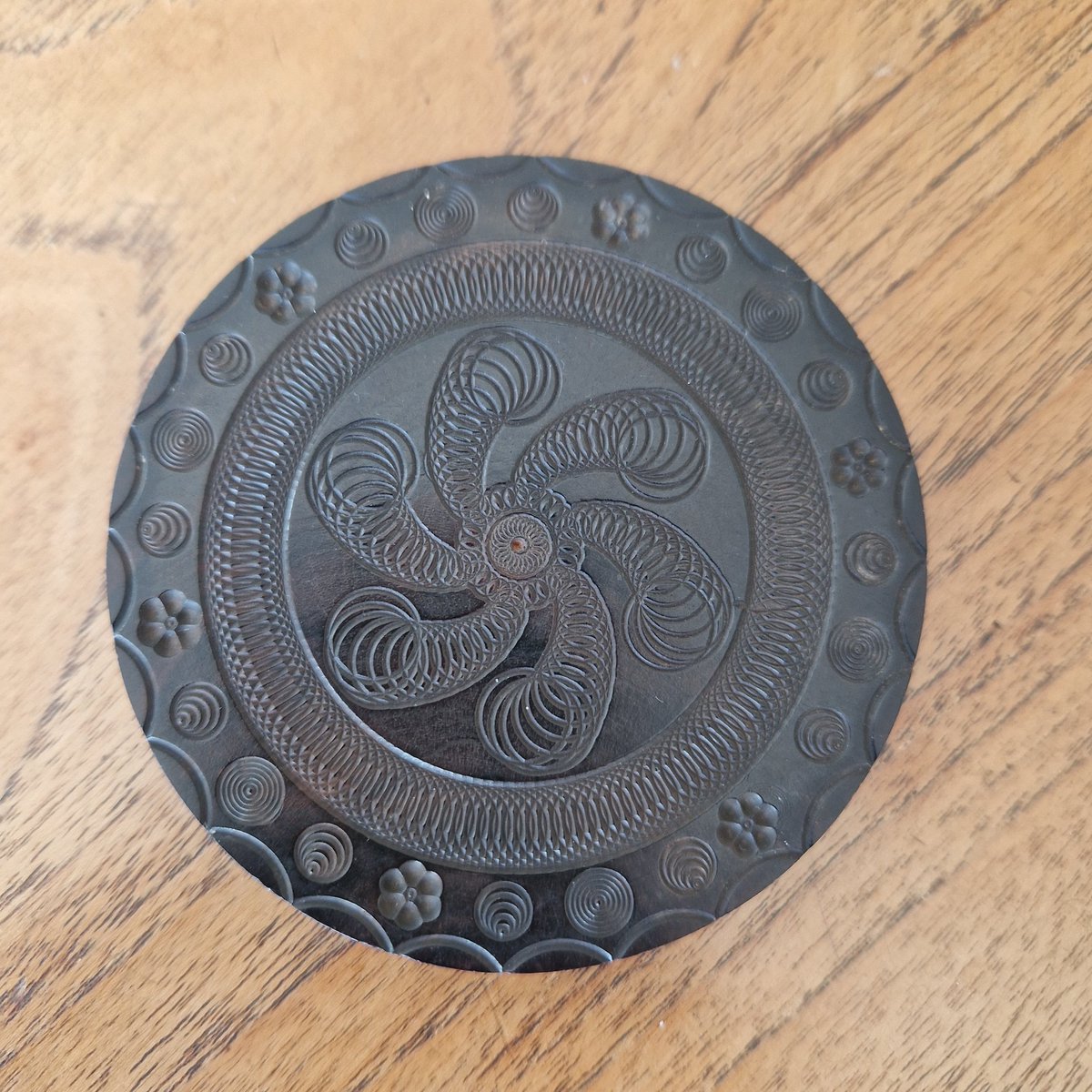 Alex_Auctioneer's tweet photo. Finding something you've only seen in a book is exciting! Around three years ago, I read about the Holtzapffel lathe. The connection was made when I saw this turned roundel/disc last week! Not the most valuable item but truly fascinating!

#Holtzapffel https://t.co/b1xFyIxVGw