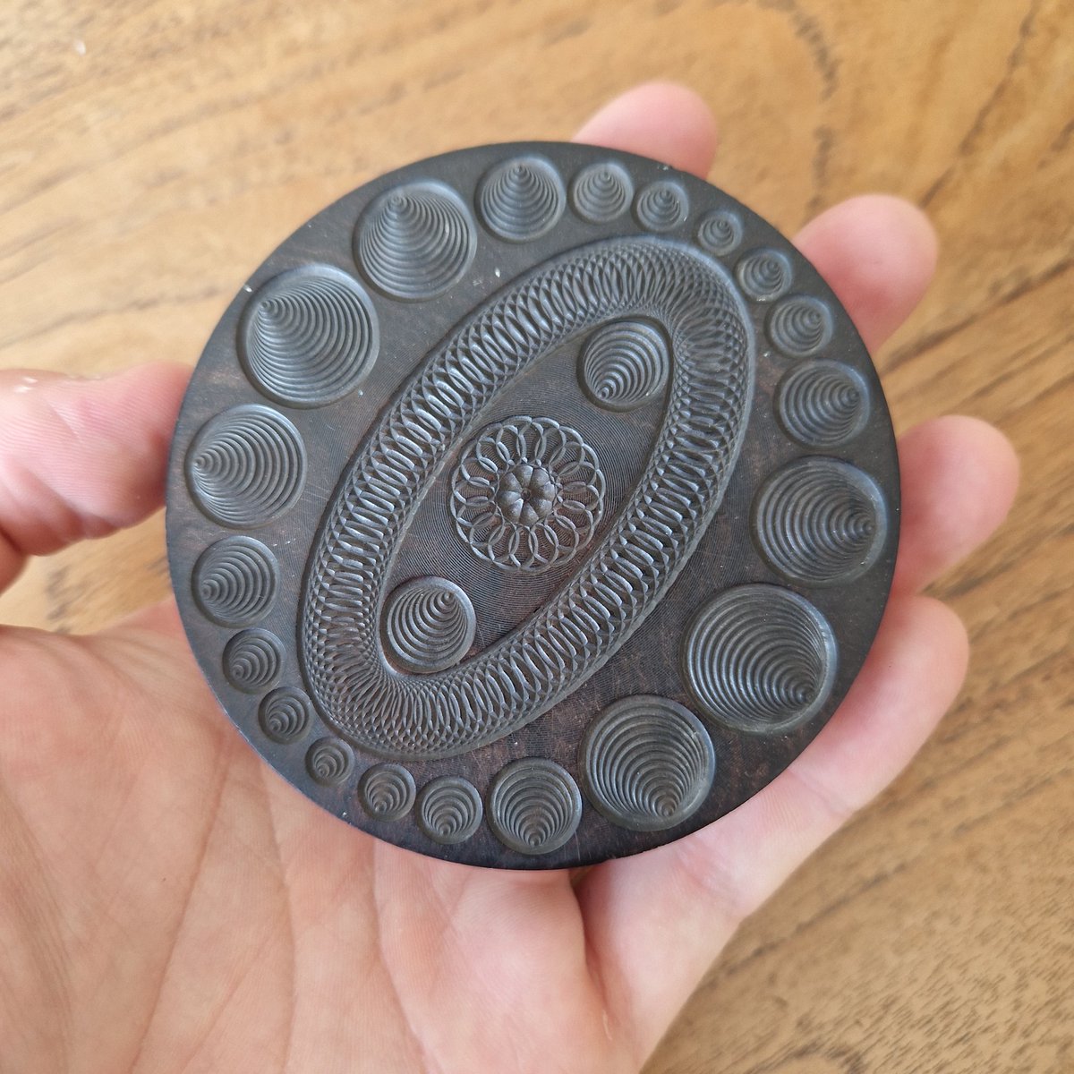 Alex_Auctioneer's tweet photo. Finding something you've only seen in a book is exciting! Around three years ago, I read about the Holtzapffel lathe. The connection was made when I saw this turned roundel/disc last week! Not the most valuable item but truly fascinating!

#Holtzapffel https://t.co/b1xFyIxVGw