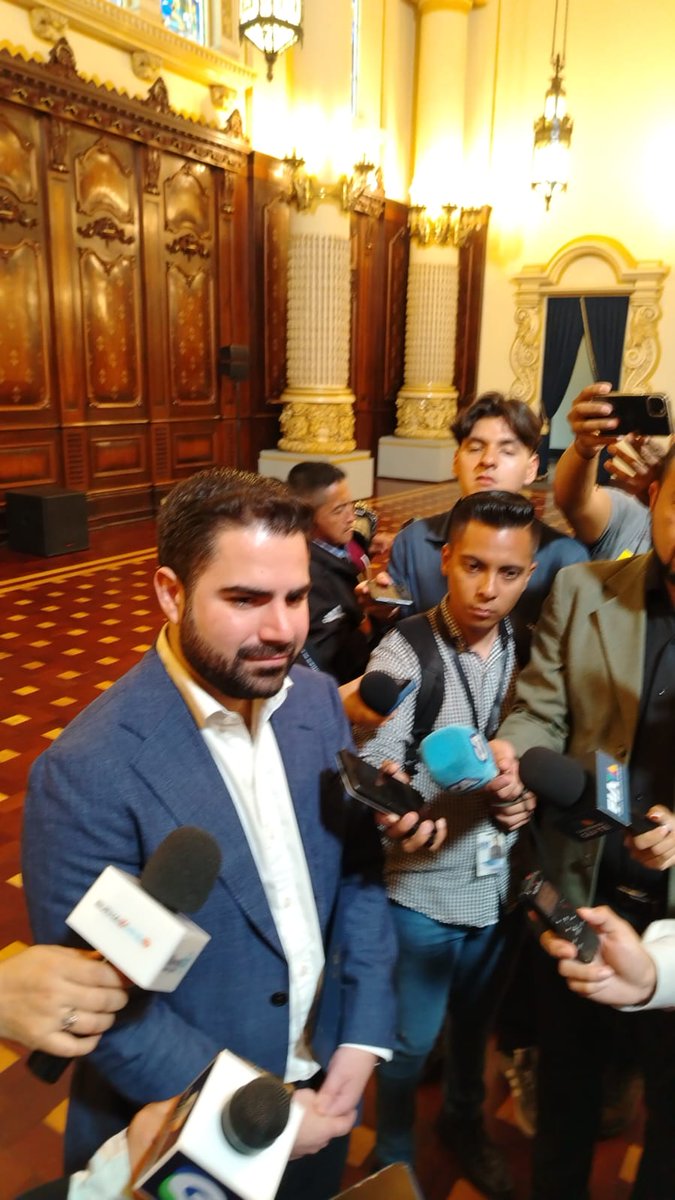 5toPoderSM's tweet photo. DESTIUYEN A HAROLDO SÁNCHEZ 
COMO LO INFORMÓ 5TOPODER 

CONFIDENCIAL - SEGUNDA PARTE 

Desde el 30 de junio pasado, 5toPoder La Verdad sin Miedo, anunció la destitución de Haroldo Sánchez, como secretario de Comunicación Social por la caída de la popularidad de los semilleros encabezados por Bernardo Arévalo; la reacción contraria de los propios medios de comunicación comprados y la corta comunicación con los periodistas que cubren la fuente. 

El exdirector de Guatevisión, llegó al extremo de encerrar en dos ocasiones a los reporteros que siguen a Bernardo en sus giras por el interior del país, en unos cuartos con cadenas, mientras daba su discurso para evitar que le hicieran preguntas, porque el muy tonto no puede contestar si no tiene las preguntas de antemano y aun así le cuesta. 

Desde hace más de 15 días se buscaba al sucesor del señor de los anillos como se hace llamar Sánchez; se mencionó a Harris Whitbeck, pero sus desviaciones sexuales traerían más criticas al ya defenestrado gobierno; también se hablo de Byron Barrera padre del diputado de la UNE, Raúl Amílcar Barrera Robles, quien fue vocero en tiempos de Alfonso Portillo, quien además es muy amigo de Juan Francisco Solorzano Foppa, ambos declarados culpables en inscribir muertos en el partido que querían formar denominado AGUA. 

SE LEVANTA TEMPRANO

Bernardo tiene de costumbre levantarse a las 11:00 de la mañana todos los días, pero este lunes 15 de julio, decidió convocar a una conferencia de prensa en el Palacio Nacional a las 8:30. 

DEGRADAN AL COMISIONADO PRESIDENCIAL 

Al no encontrar quién se sometiera a la lupa de los pocos medios independientes que quedan, Bernardo optó por degradar a su comisionado presidencial contra la corrupción, Santiago Palomo Vila que necesita inmunidad por múltiples denuncias que tiene en el Ministerio Público quien busca capturarlo por corrupto, cargo que goza de inmunidad, mientras que el del cargo inventado no. 

Palomo fue pareja sentimental del exfiscal Juan Francisco Sandoval Alfaro, mientras la prófuga Gloria Porras lo tenia como vocero de la Corte de Constitucionalidad; motivo por el cual ahora dicen que tiene experiencia para ser el nuevo secretario de comunicación.

El ahora Secretario estaba huyendo por Europa y de paso, pasó a visitar al papa Francisco. 

INVENTARÁN NUEVA PLAZA 

Para el inútil destituido de Haroldo Sánchez con un salario mensual de Q51 mil 625, dueño de una ONG, activista de izquierda, que finge ser un medio de comunicación Factor 4; Bernardo se inventará una nueva plaza bien pagada, por supuesto, denominada "asesoría para temas conmemorativos y eventos especiales que todavía está siendo aterrizada en sus términos de referencia", aviso que dio en conferencia de prensa, al anunciar la destitución.

Sánchez, llevó a la mayoría de reporteros activistas de izquierda que tenía en Guatevision a las direcciones de comunicación de los diferentes ministerios, su subsecretario era Erick Salazar, además colocó al director del Diario de Centroamérica.

CONTINUARÁ...