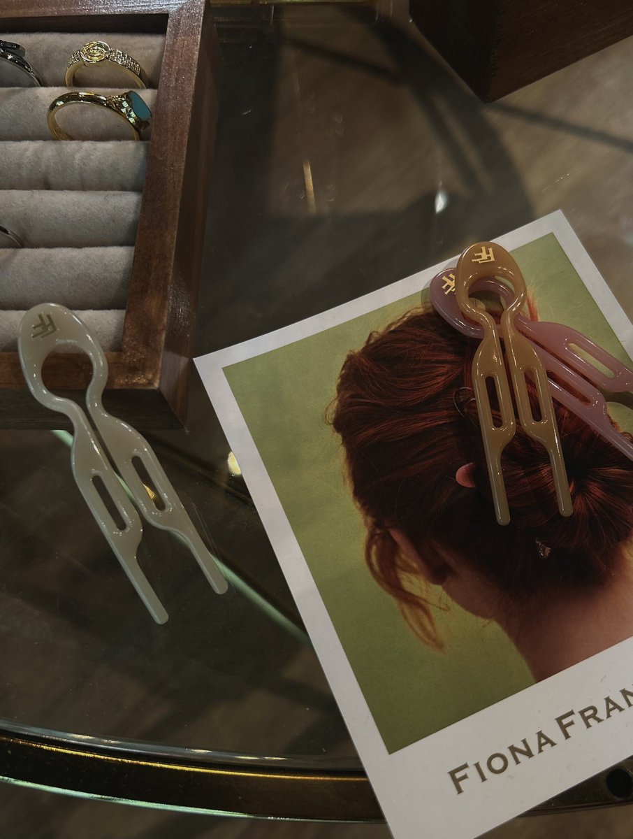 eqasha_'s tweet photo. Раз надо, то напишу!

Расскажу сначала немного об этих шпильках. Fiona Franshimon HAIRPIN - это маст-хев для любых (!) волос!

Щас напишу почему: https://t.co/nnDtJIQoI0
