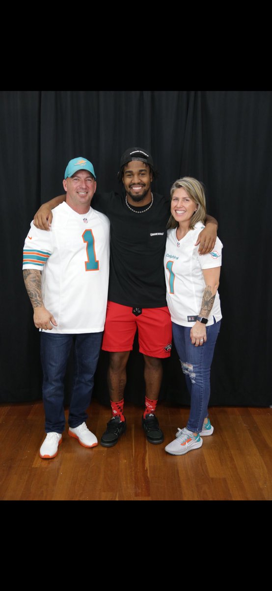 Tim74670290's tweet photo. Had the privilege to meet Tua and Waddle yesterday. Class acts! Fins up!!! @MiamiDolphins #FinsUp 🐬 https://t.co/k4lqNYC1zq