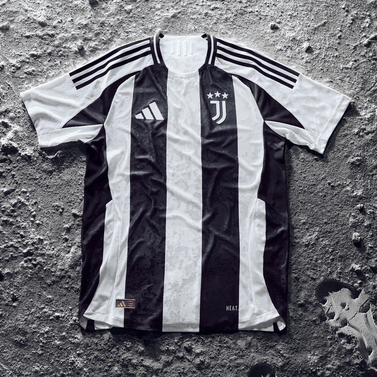 juventusfc's tweet photo. Pronto a scoprire i ⚪⚫ sulla luna? 🌓 

Acquista il nuovo home kit Juventus 2024/25. Disponibile ora 🔗