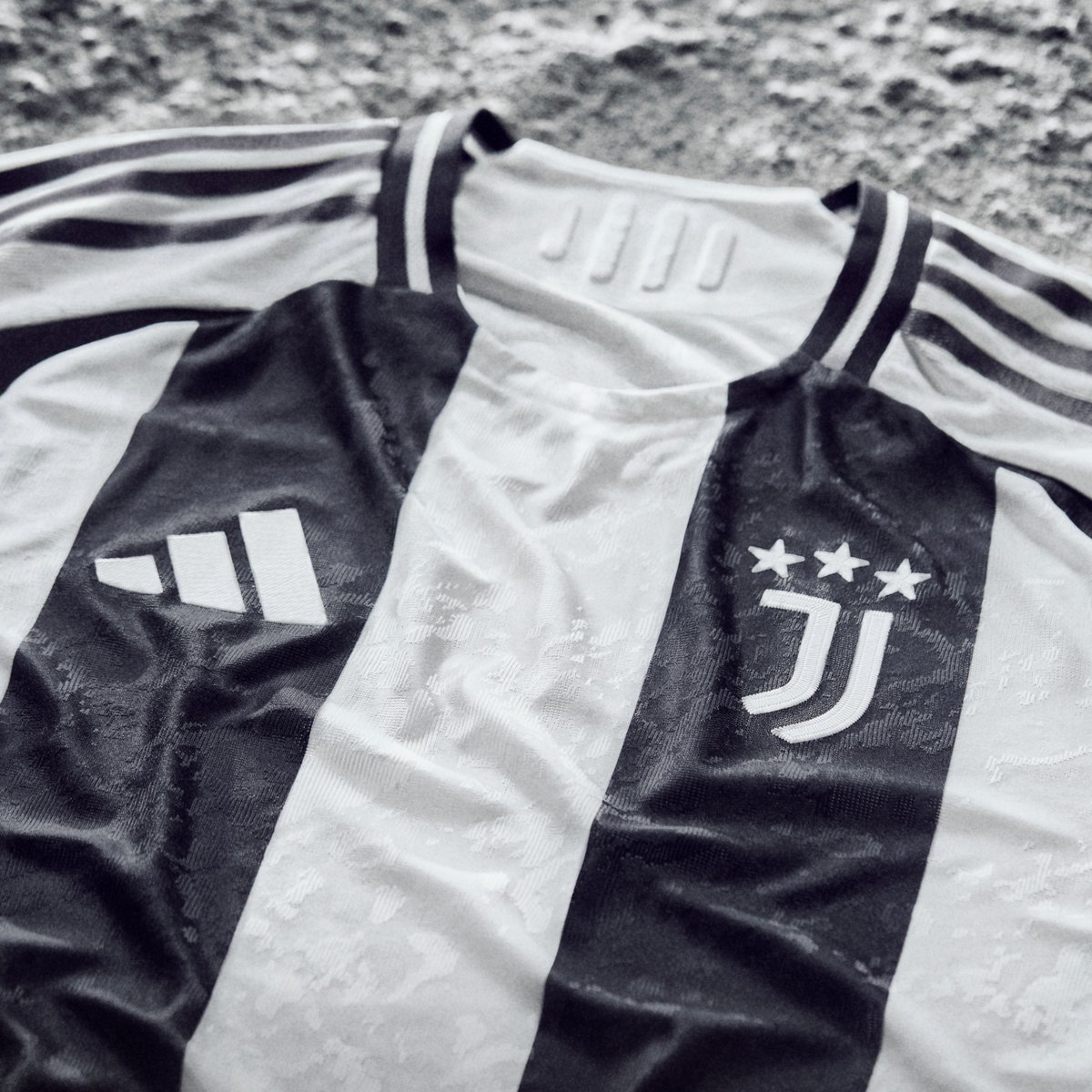 juventusfc's tweet photo. Pronto a scoprire i ⚪⚫ sulla luna? 🌓 

Acquista il nuovo home kit Juventus 2024/25. Disponibile ora 🔗
